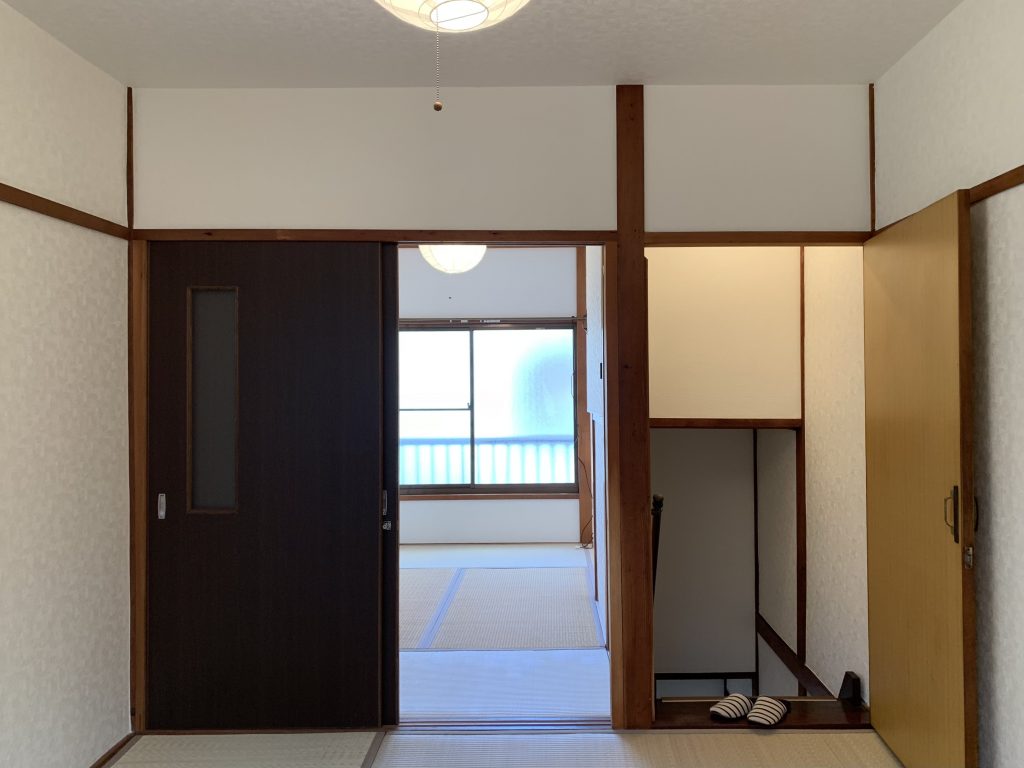 窓と戸のある空き室の内部