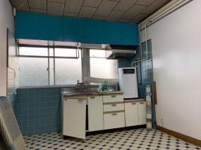 キッチンのある空き室の内部