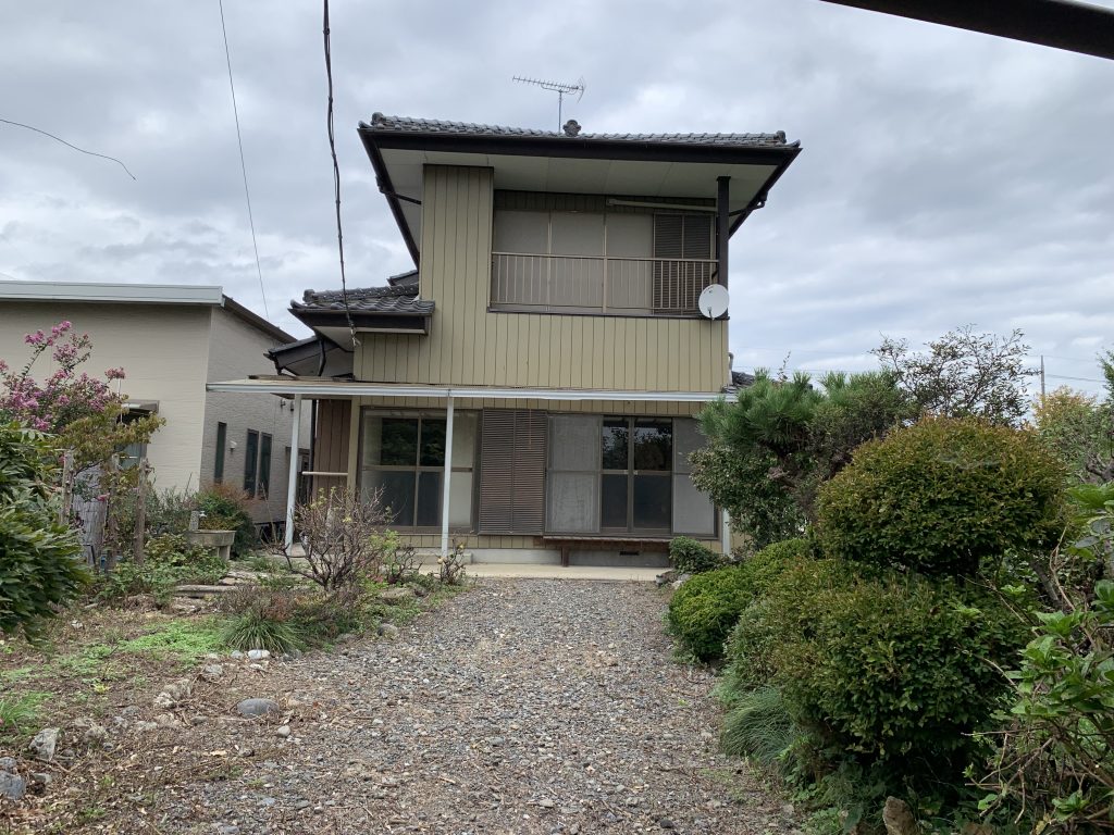 庭木のある二階建ての古い戸建