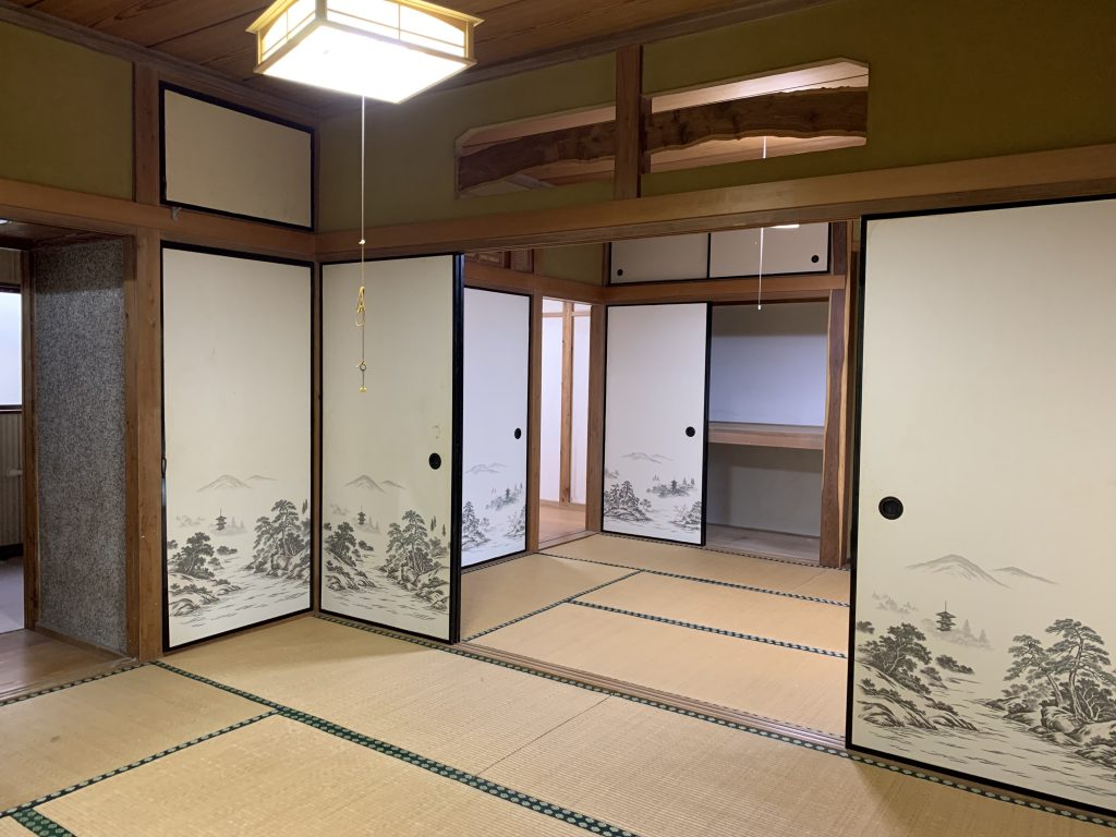 畳と襖のある和室の内部