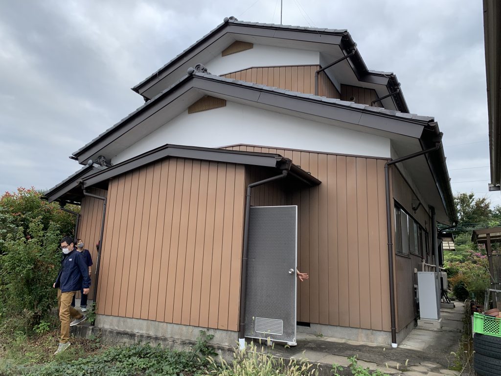木造の小さな古い平屋の戸建