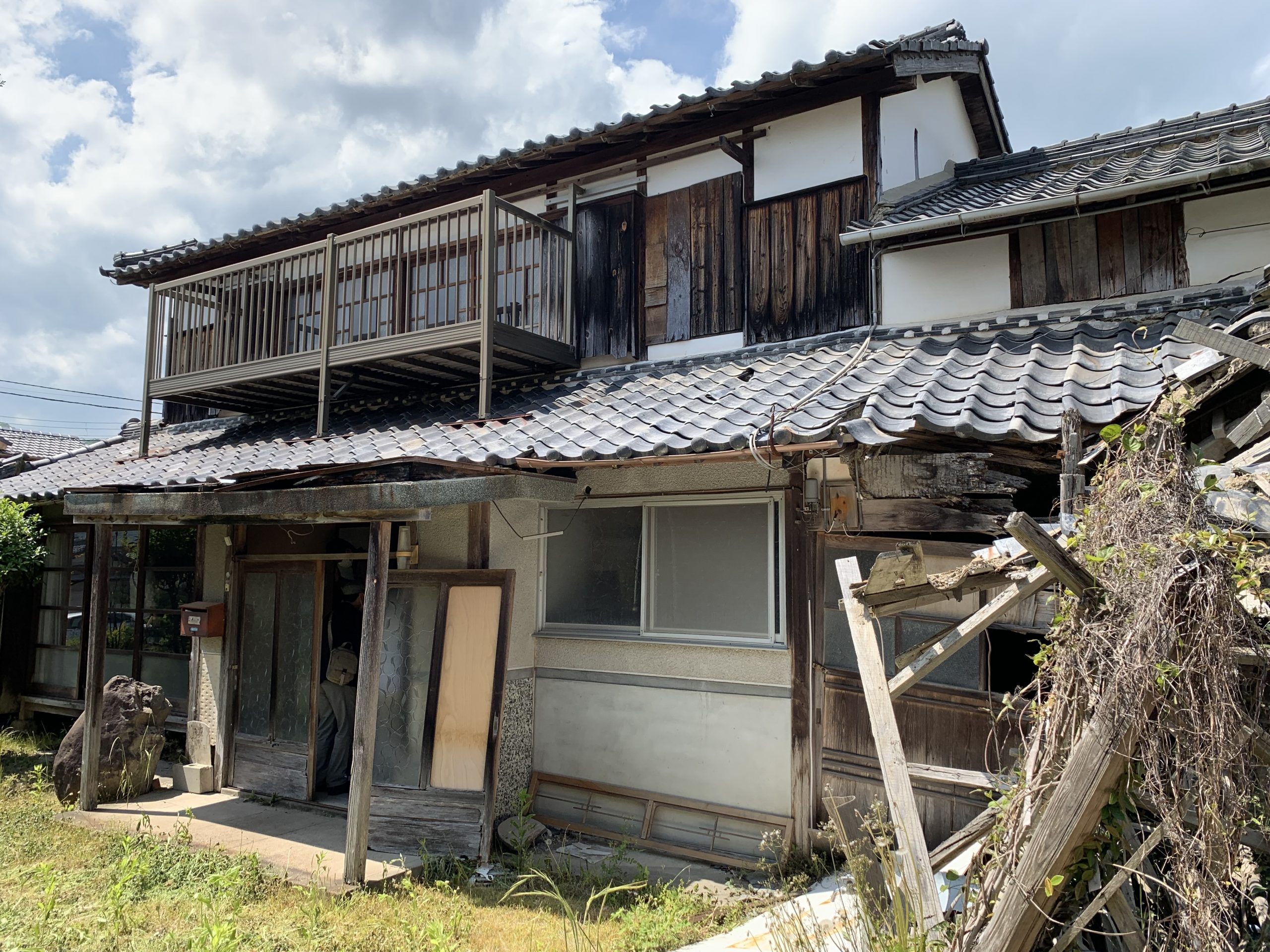 古い町並みの中で、傷んだ建物が残る一角