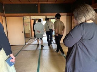 空き家の内部を確認する様子