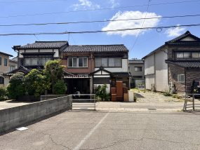 住宅が並ぶ、車庫のある戸建の外観