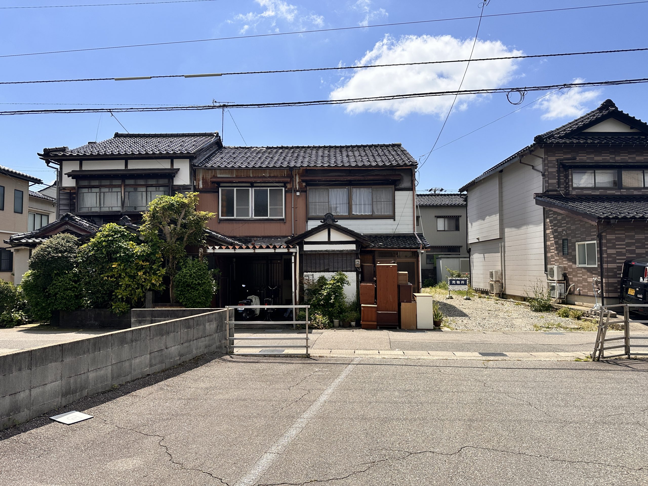 住宅が並ぶ、車庫のある戸建の外観