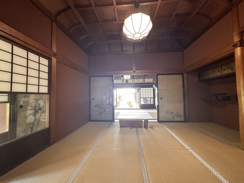 畳の和室のある空き家の内部