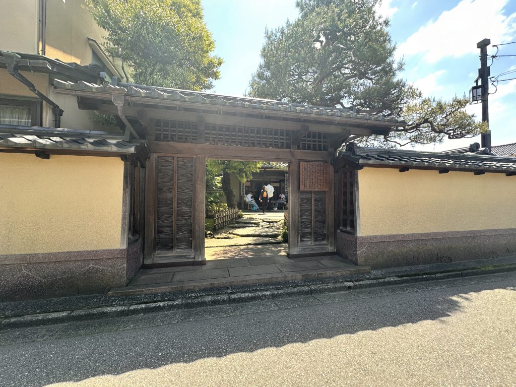 門構えのある古い日本家屋