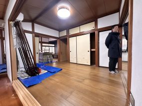 畳の和室と木の廊下がある古い日本家屋の室内