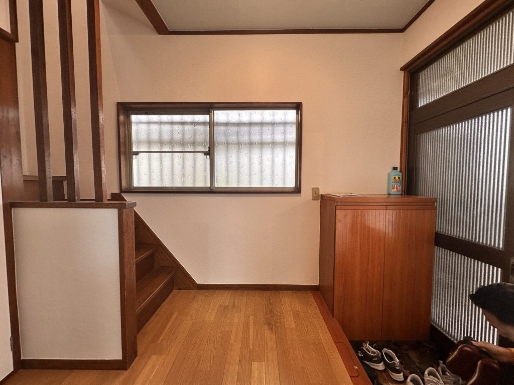 窓のある古い家の玄関まわり