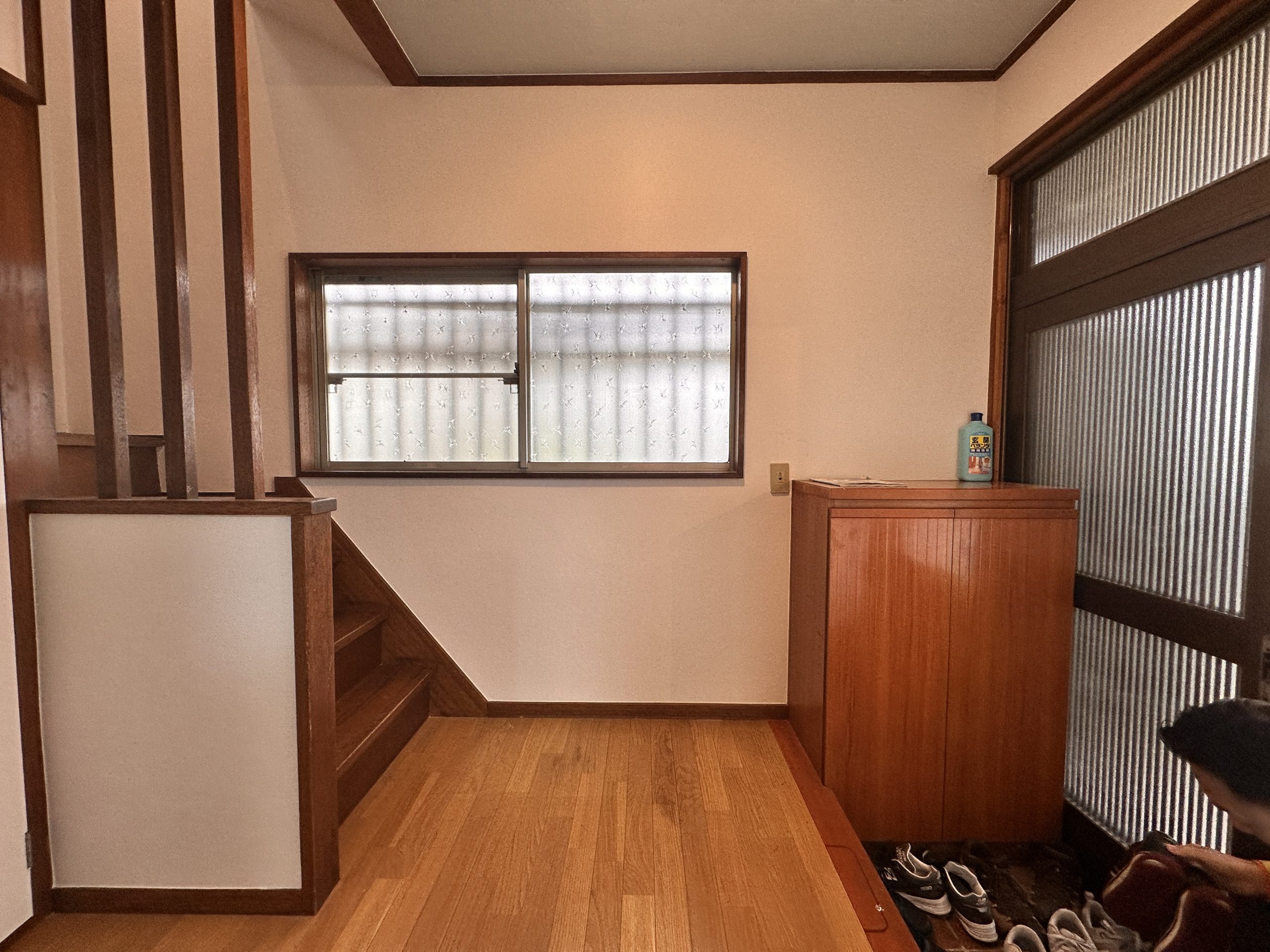 窓のある古い家の玄関まわり