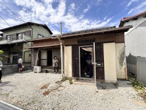 初心者向けの築古戸建てを現地で確認する様子