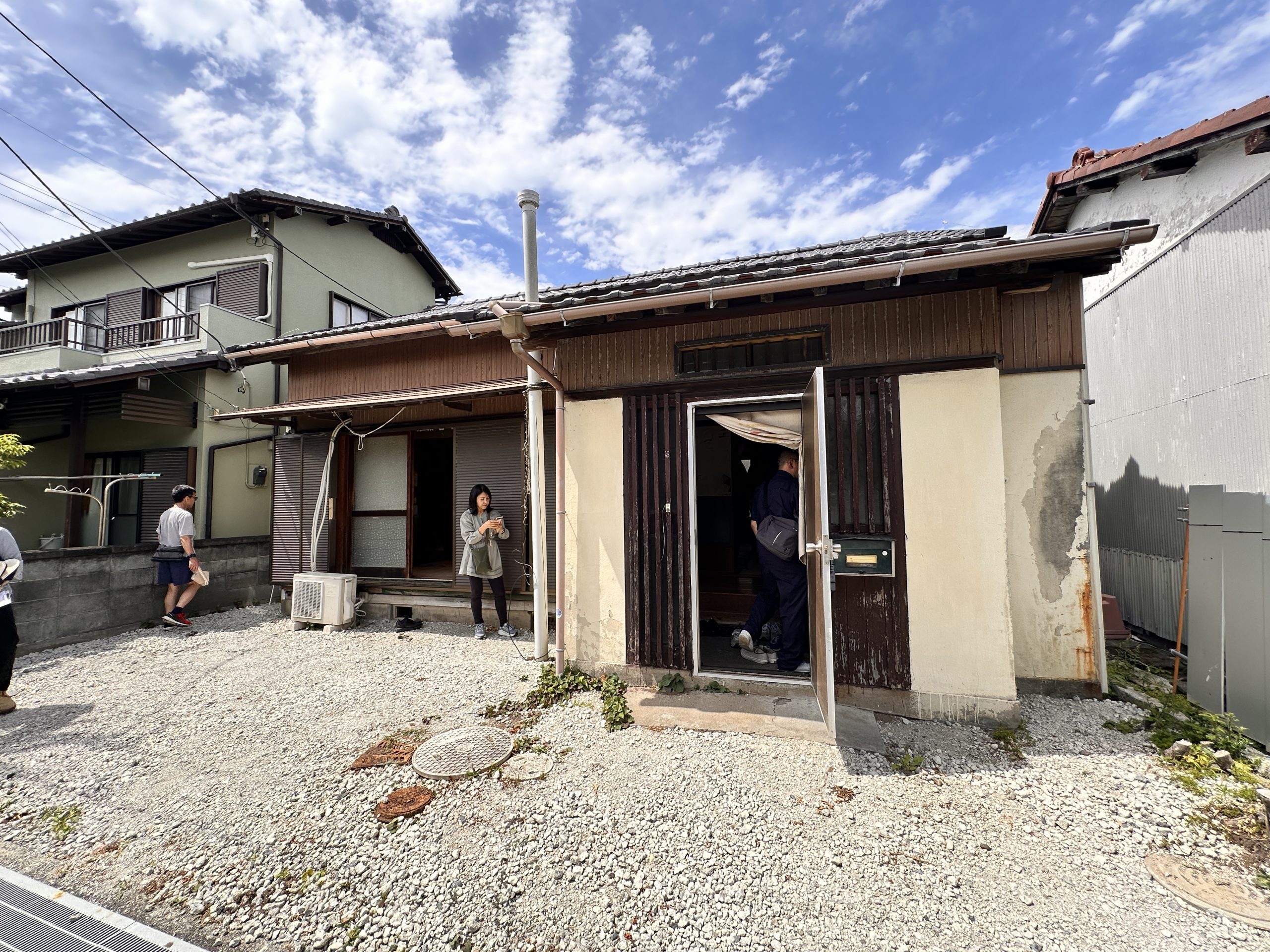 初心者向けの築古戸建てを現地で確認する様子
