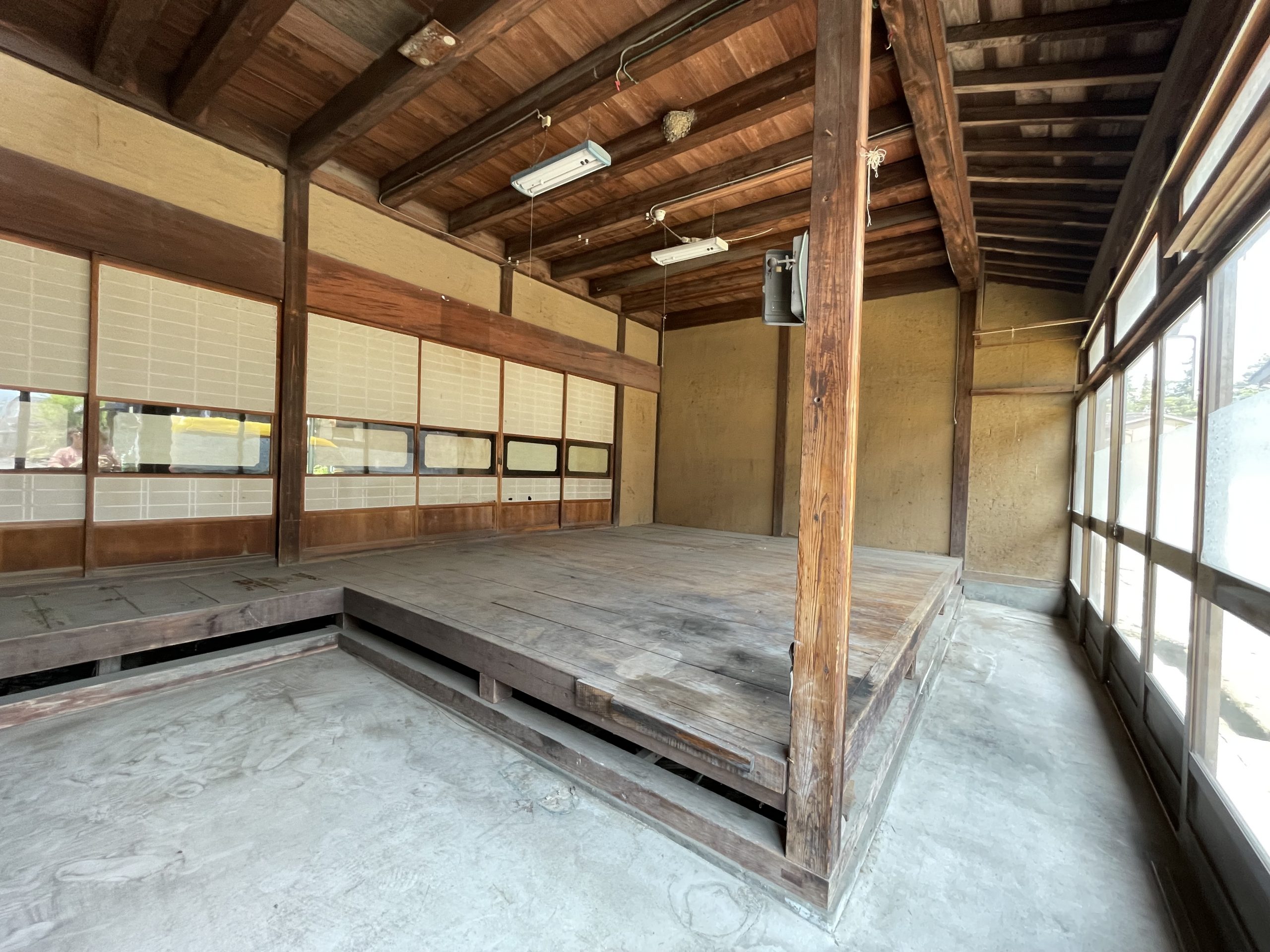 広い土間と梁のある築古戸建の内部