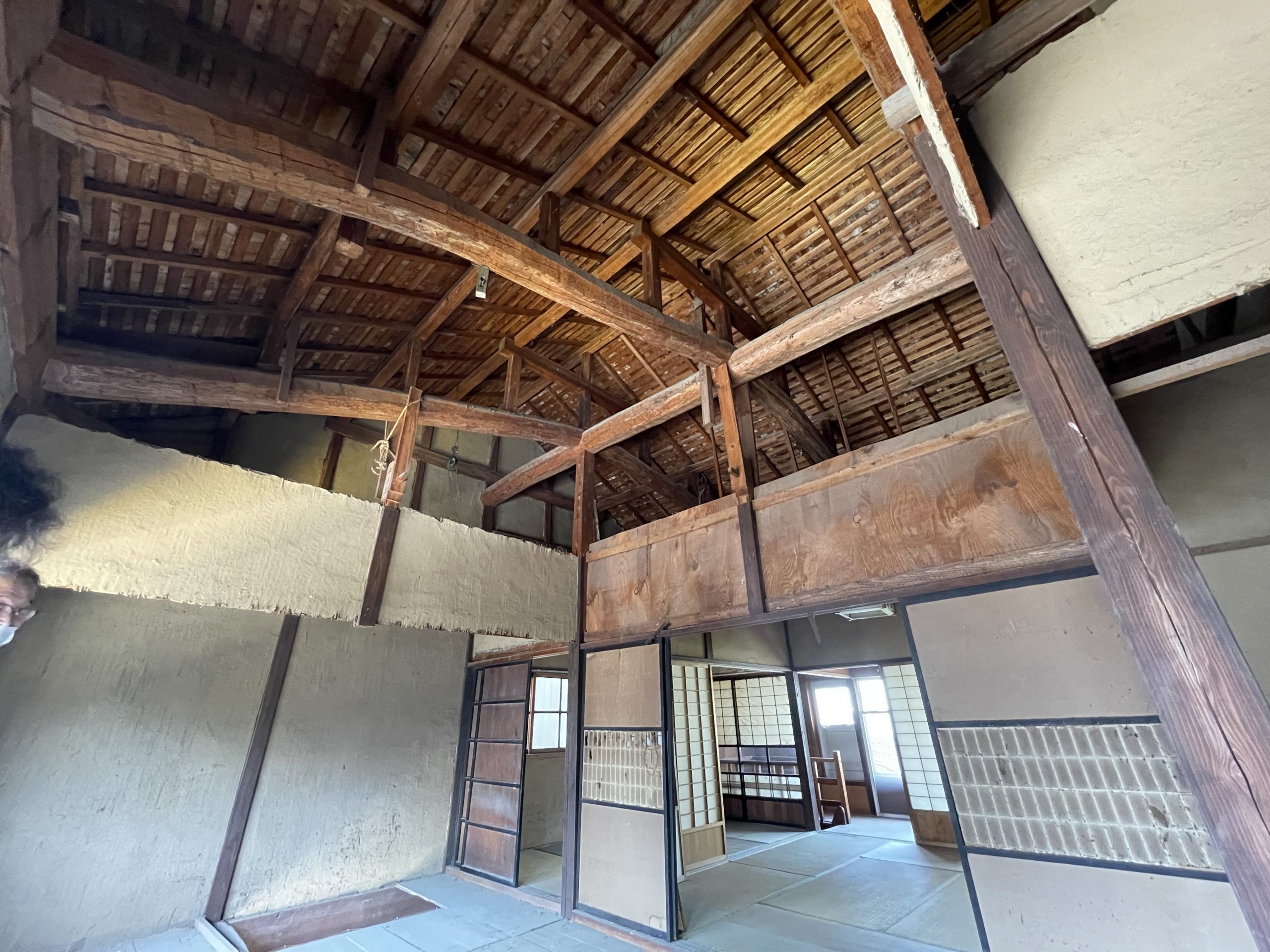 梁が見える築古戸建の広い室内
