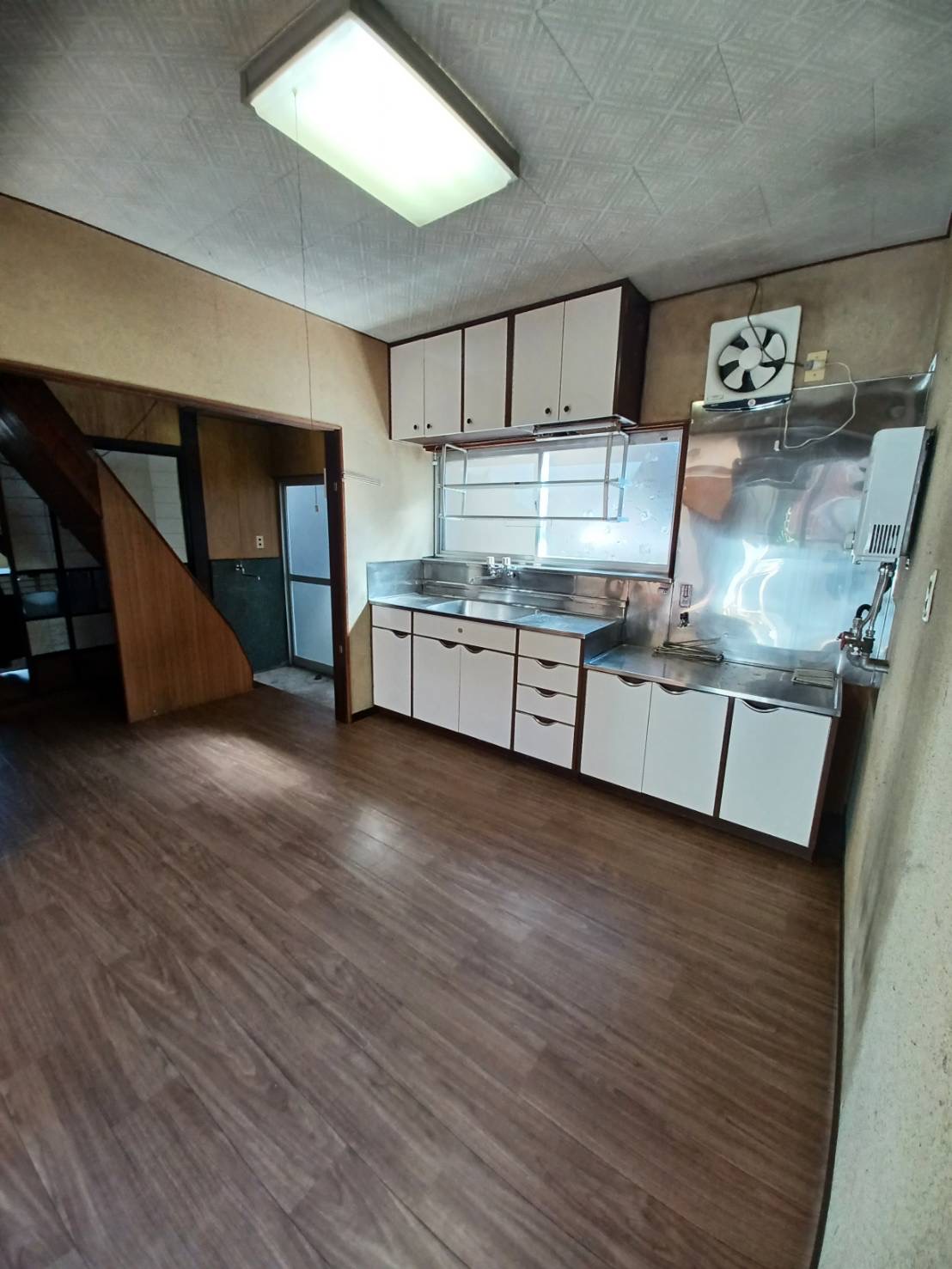 暮らしが想像できるキッチンのある部屋