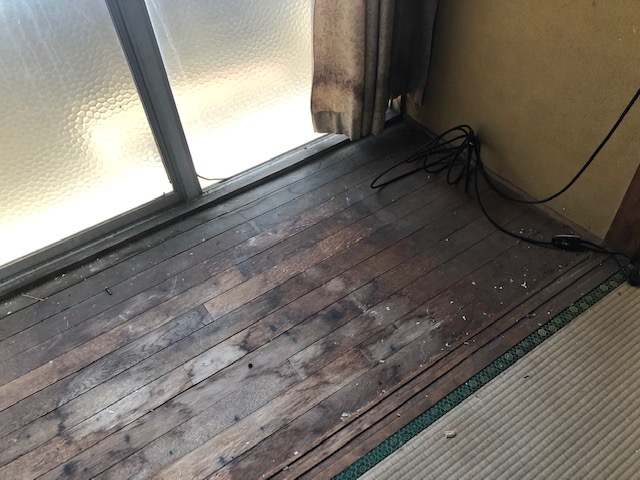 経年劣化した室内の床