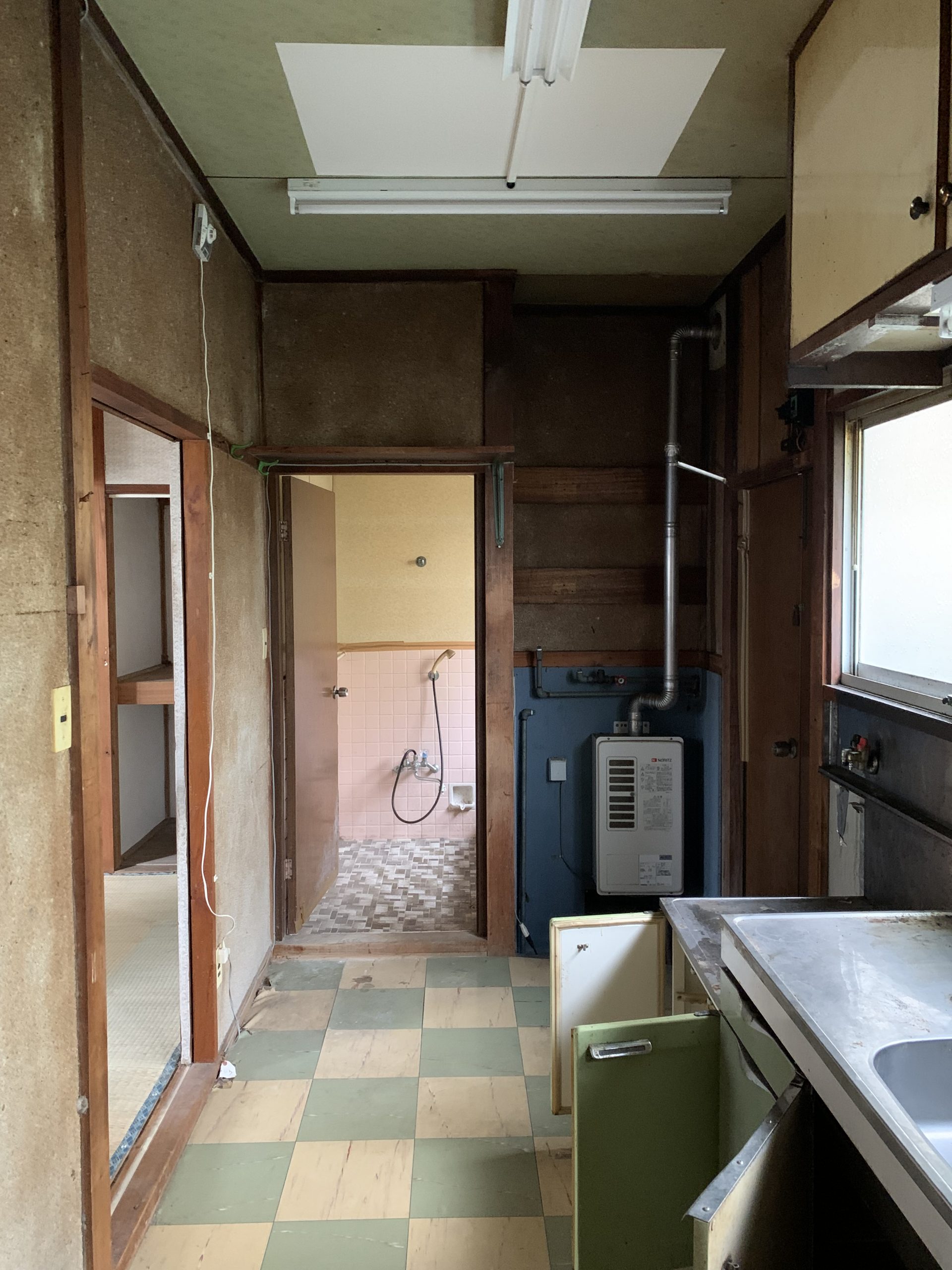 傷みの目立つ築古戸建のキッチンと浴室