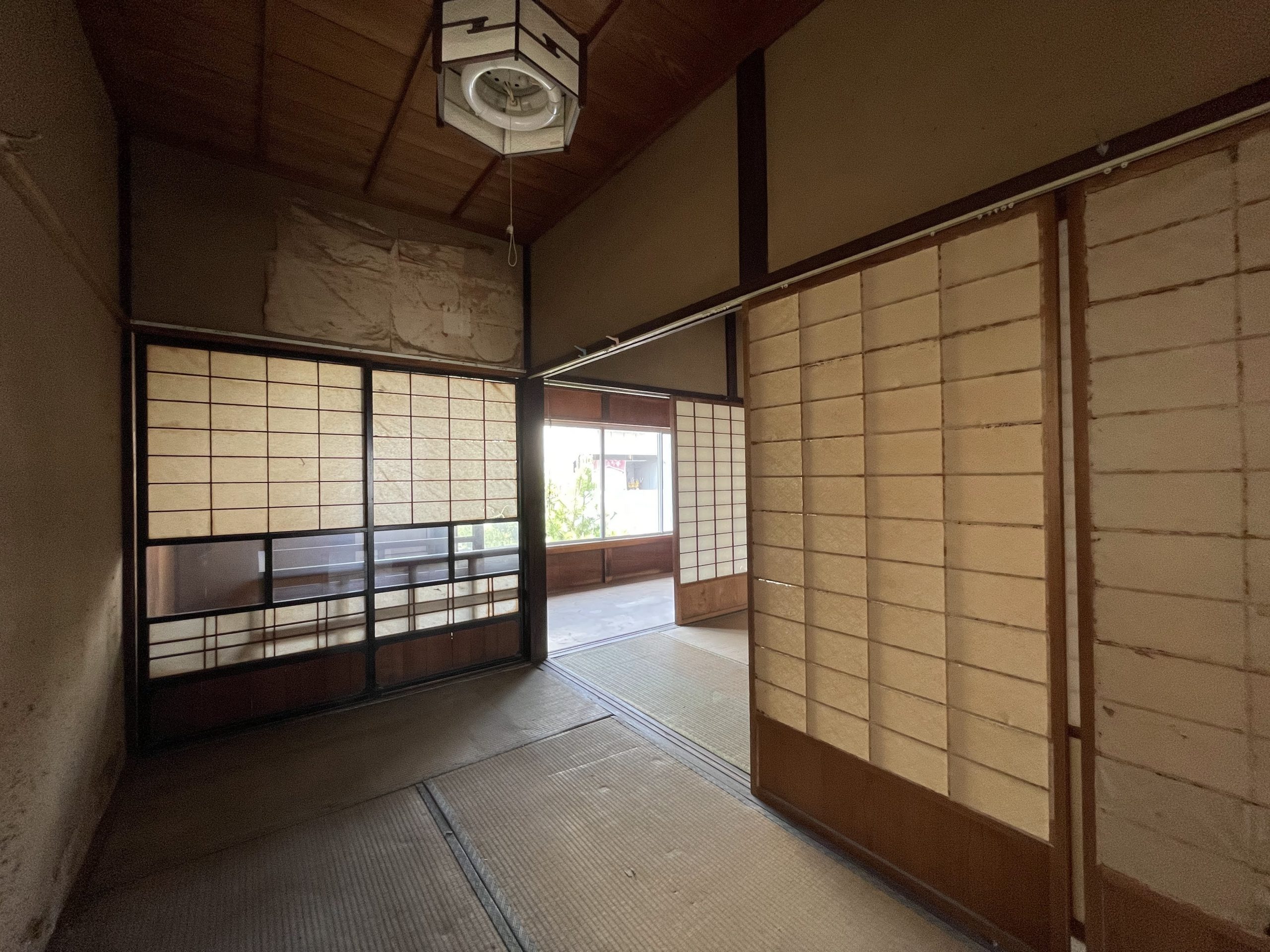 窓から光が入る和室