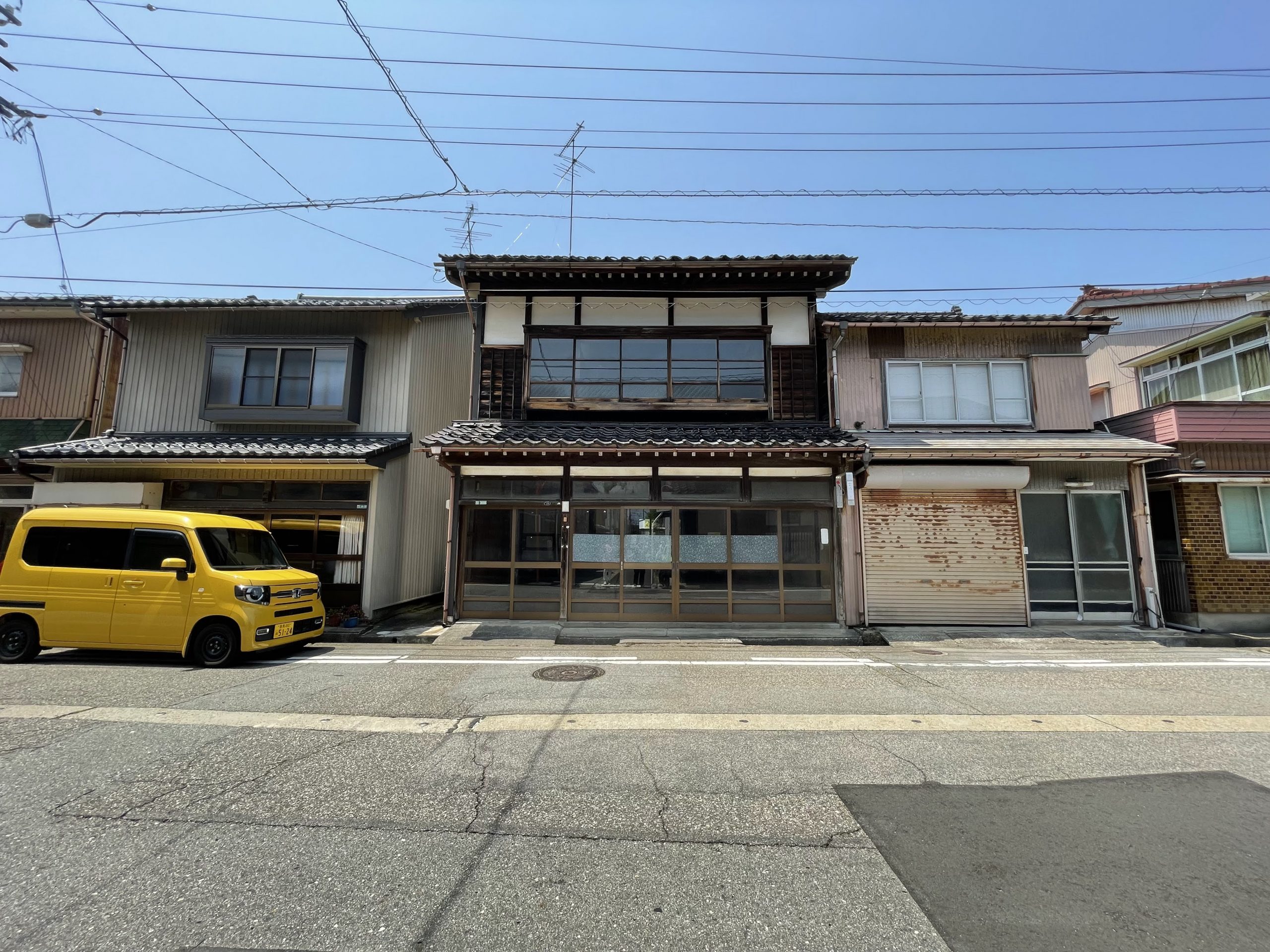 車が停められる築古戸建の外観