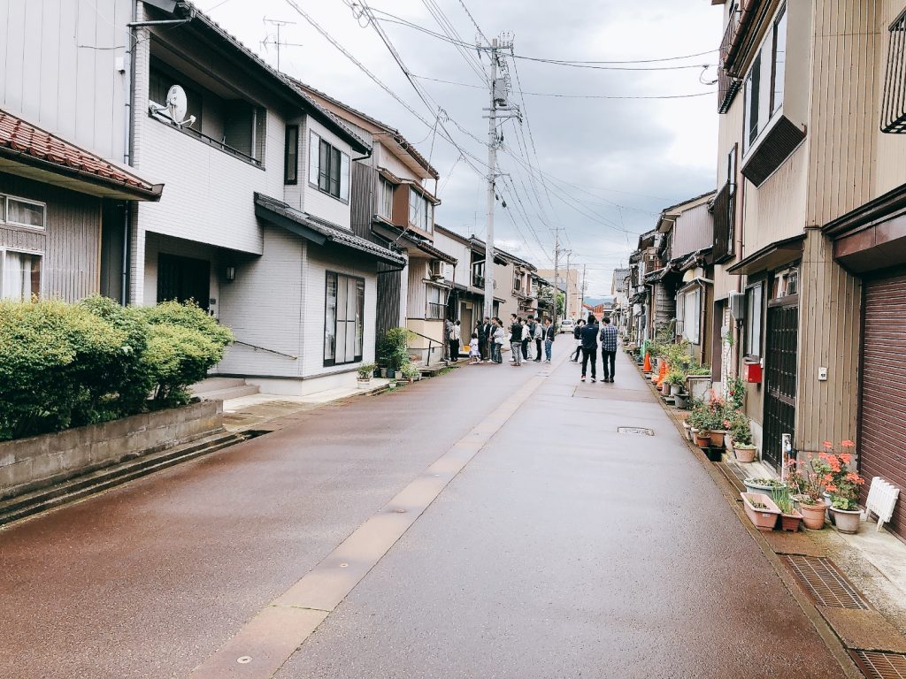 道路に面して住宅が並ぶ街並み