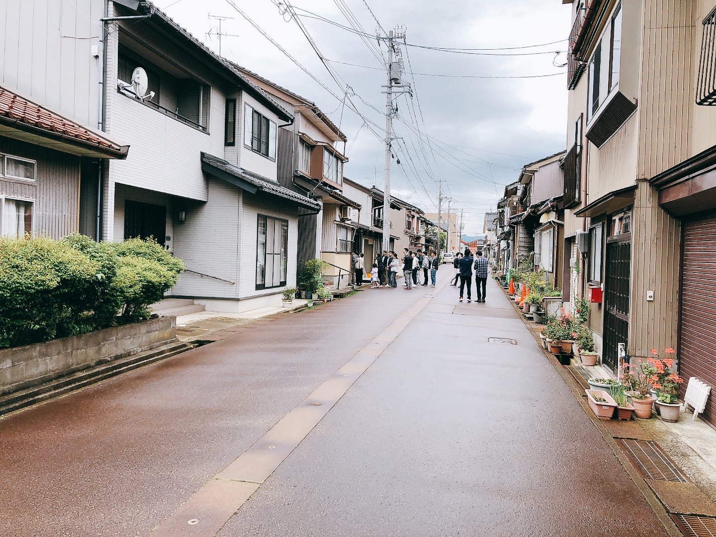 道路に面して住宅が並ぶ街並み
