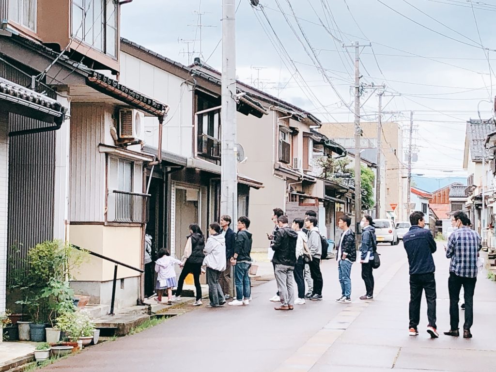 街を歩いて空き家を探す様子