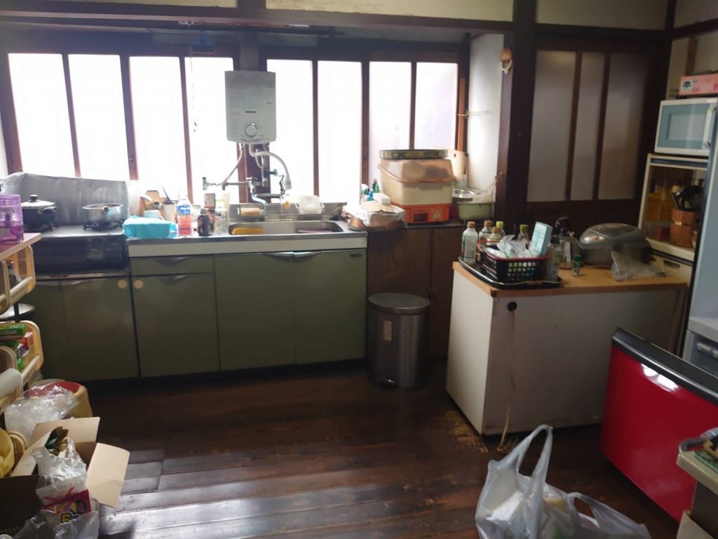 荷物が残ったままの空き家の台所
