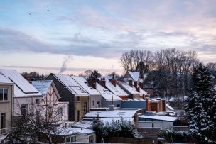 雪をかぶった住宅街の家並み
