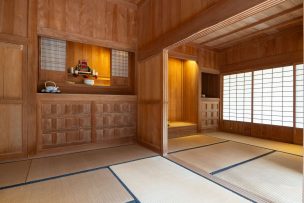 窓から光が差し込む日本家屋の和室