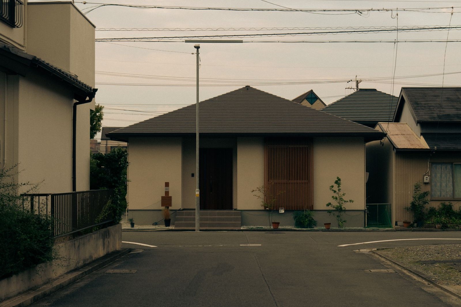 郊外の住宅地に建つ平屋の日本家屋